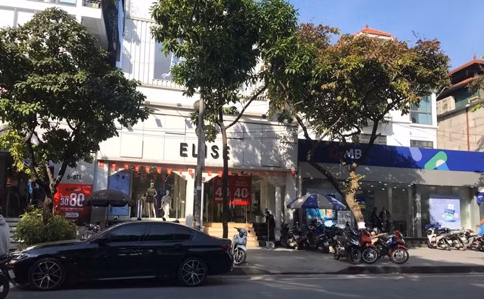 Sáng 28/11, một số cửa hàng thời trang ở gần hồ Linh Đàm (Hà Nội) vắng vẻ khách dù treo biển giảm giá sâu từ 30 - 80%.