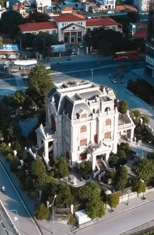 Mặt thứ 3 nằm ngay bên con sông Đáy, nơi có di tích lịch sử năm xưa Lý Công Uẩn khi rời đô ra Thăng Long đã đi qua. Mặt còn lại đối diện Trung tâm thương mại Phủ Lý mới. Ảnh: @nghiensonnha