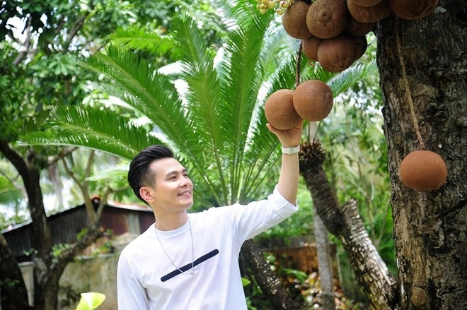 Lâm Hùng cho biết phải lặn lội đến nhiều tỉnh thành để sưu tầm những loại cây cảnh lạ về trồng trong vườn. Ảnh: Dân Việt