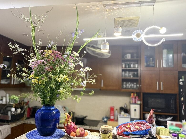 Khu bếp giản dị được tô điểm bởi bình hoa tươi. Ảnh: FB Trang Hoàng