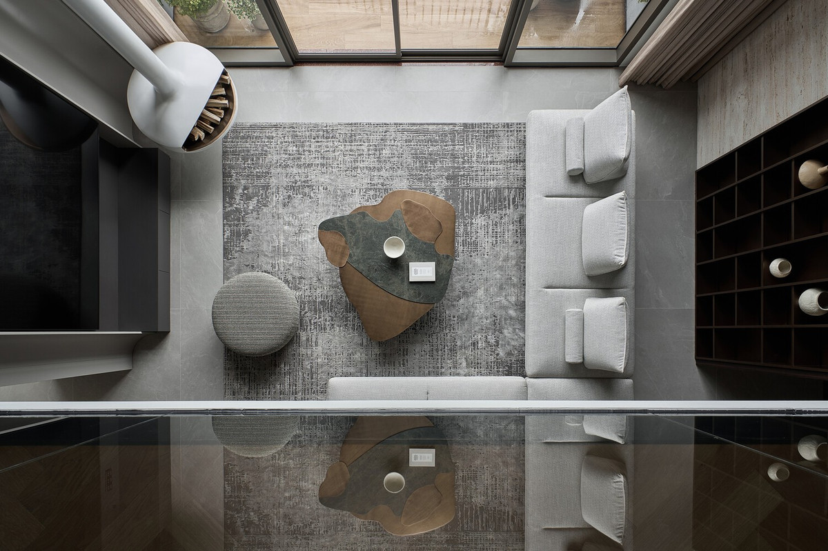 Đá travertine thô mộc kết hợp cùng vật liệu kim loại tạo nên sự tương phản tinh tế nhưng nổi bật. Ảnh: Wuyhoang Studio