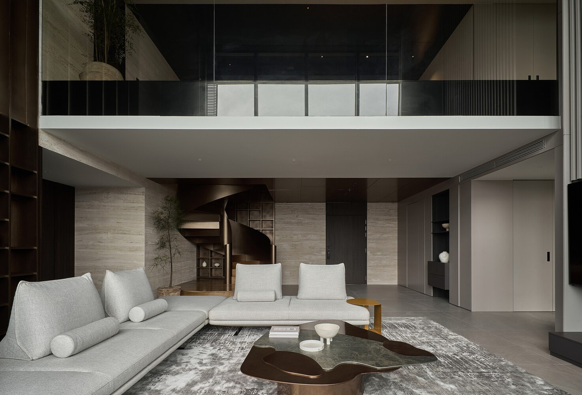 Dự án tạo nên một hành trình không gian theo chiều dọc, liên kết các khoảng không gian thông tầng, ban công và các khu vực sinh hoạt đa dạng thành một thể thống nhất. Ảnh: Wuyhoang Studio