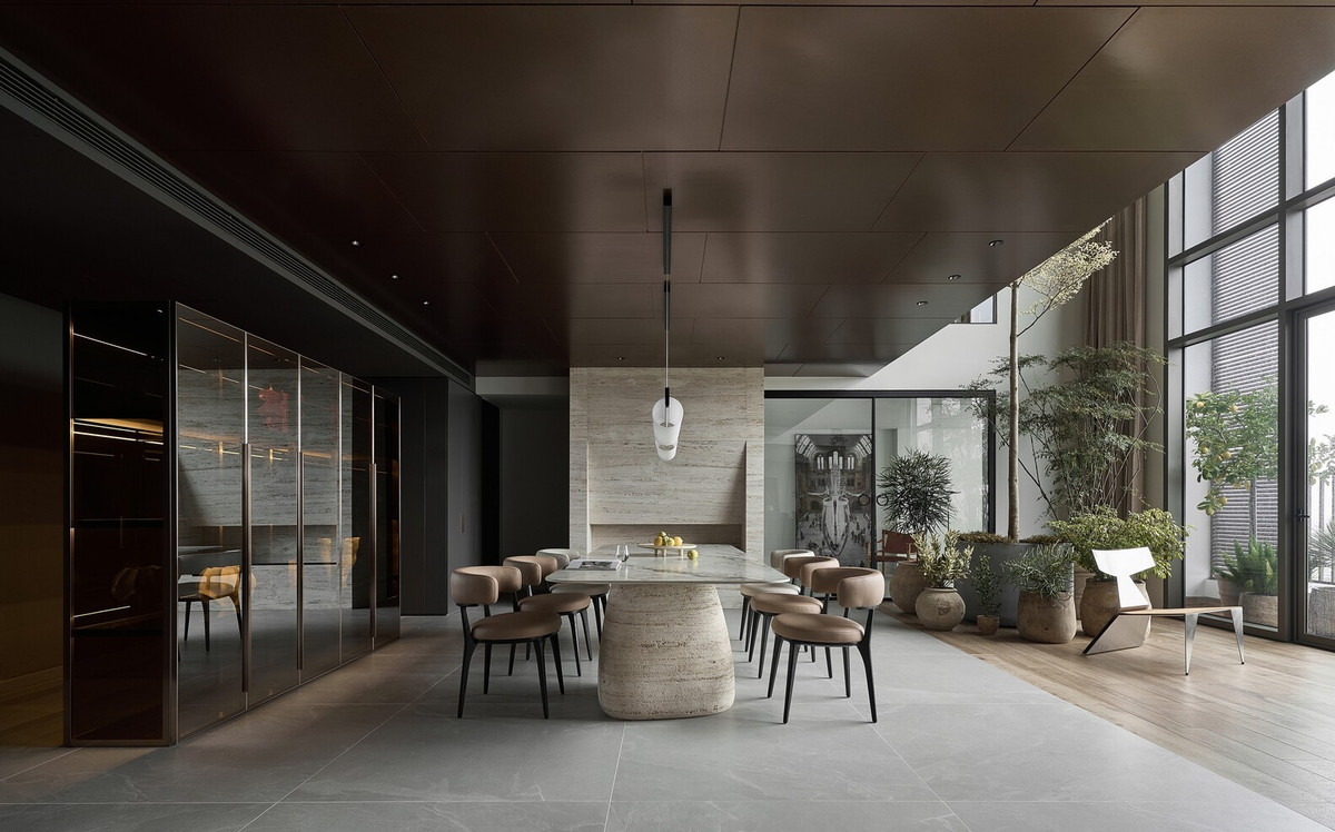 Hai khoảng thông tầng lớn được khai thác với hai chức năng khác nhau: một cho phòng khách rộng, và một cho khu vườn trong nhà kết nối với bếp, phòng ăn và phòng ngủ. Ảnh: Wuyhoang Studio