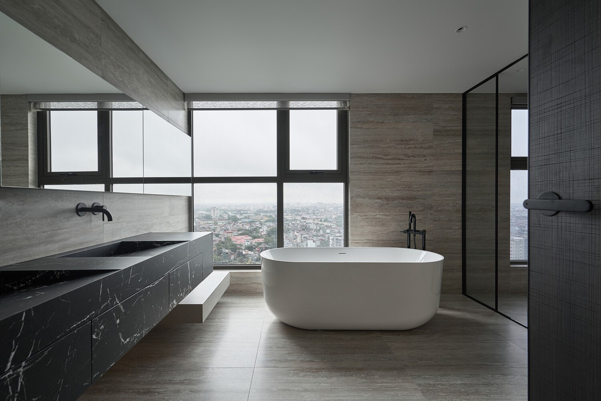 Phòng tắm hiện đại với view tuyệt đẹp. Ảnh: Wuyhoang Studio