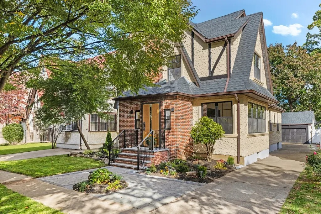 View - Cận cảnh ngôi nhà thơ ấu của ông Trump rao bán hơn 60 tỷ đồng | Báo Tri thức và Cuộc sống - TIN TỨC PHỔ BIẾN KIẾN THỨC 24H