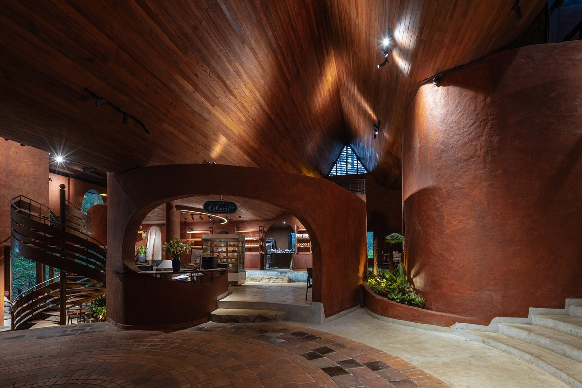 Các khu vực chức năng được phân tán nhưng vẫn kết nối với nhau bởi mái nhà, tạo nên một trải nghiệm không gian gắn kết. Ảnh: Trieu Chien