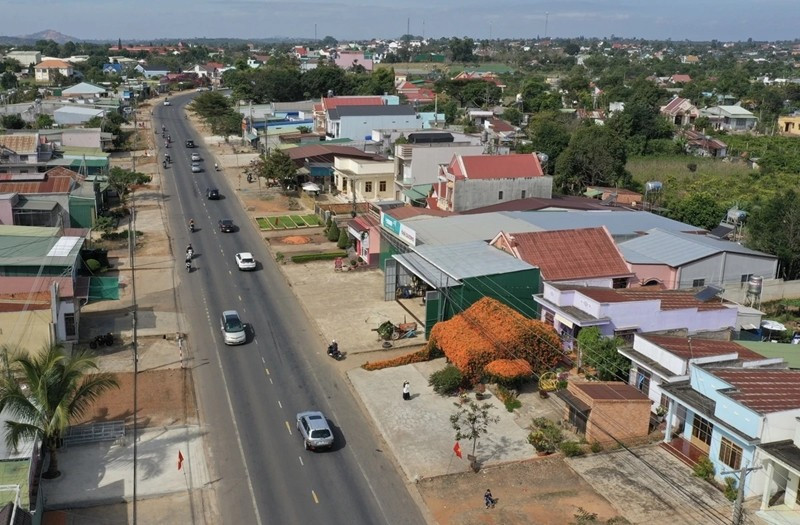 Những ngày gần đây, nhiều người lưu thông trên Quốc lộ 20 qua khu vực xã Gia Hiệp (tỉnh Lâm Đồng) không khỏi xuýt xoa khi ngang qua căn nhà phủ đầy hoa chùm ớt trên hướng từ Lâm Đồng đi TP HCM. Ảnh: Znews