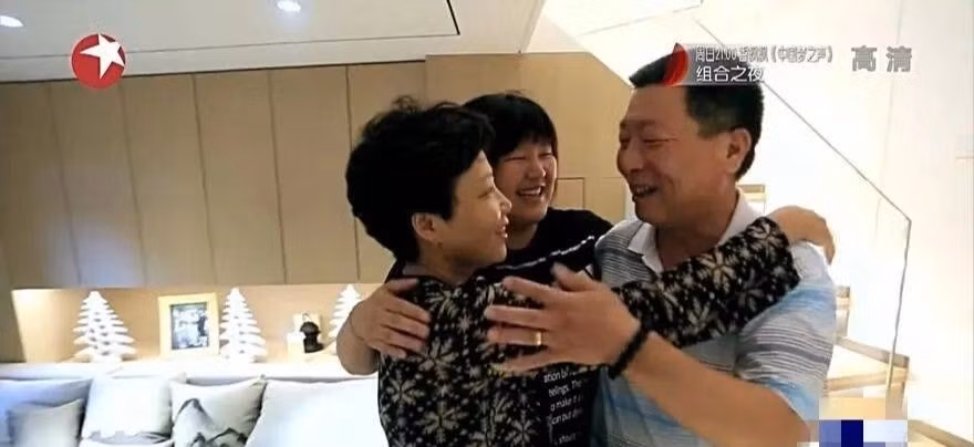 Do quá bất tiện, chị Tần quyết định cải tạo lại không gian sống. Với sự hỗ trợ của kiến trúc sư, căn phòng chật chội lột xác hoàn toàn. Ảnh: Sohu