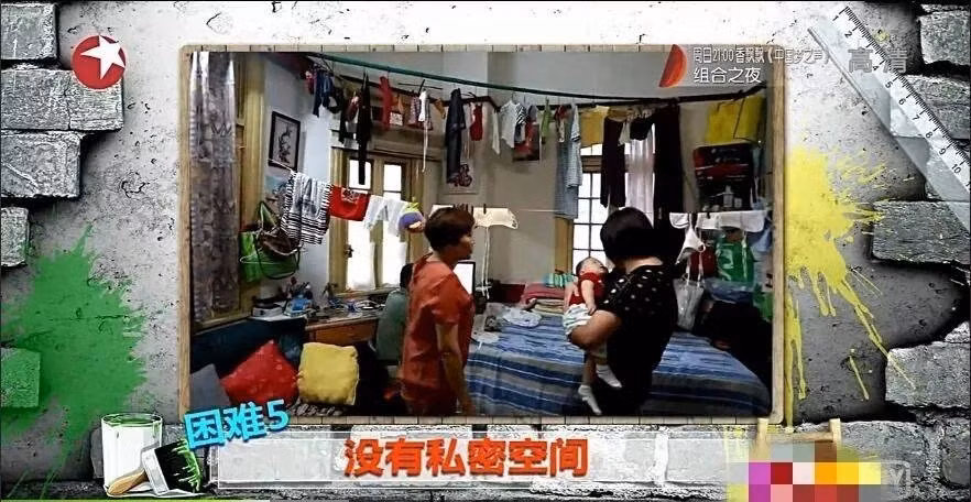 Đáng nói, căn phòng không có nhà vệ sinh, không có hệ thống cấp thoát nước, thậm chí nước sinh hoạt phải ra ngoài hứng từng xô. Ảnh: Sohu