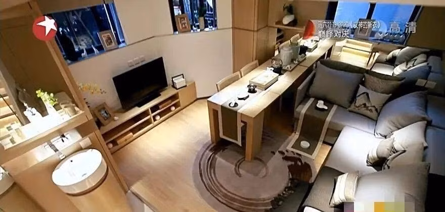 Phòng khách vẫn đảm nhiệm vai trò phòng ăn và phòng ngủ nhưng tối ưu hơn. Sofa có thể kéo ra thành giường, bàn ăn gấp gọn giúp tiết kiệm diện tích. Ảnh: Sohu