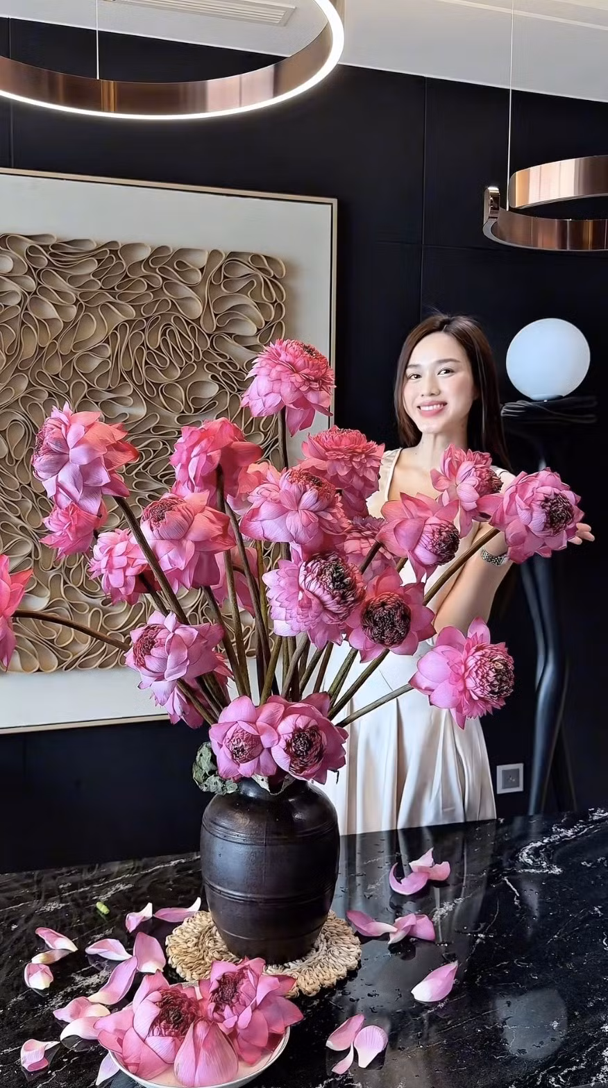 Không gian rộng rãi với nội thất được chọn lọc kỹ lưỡng từ vật liệu cao cấp. Ảnh: FBNV