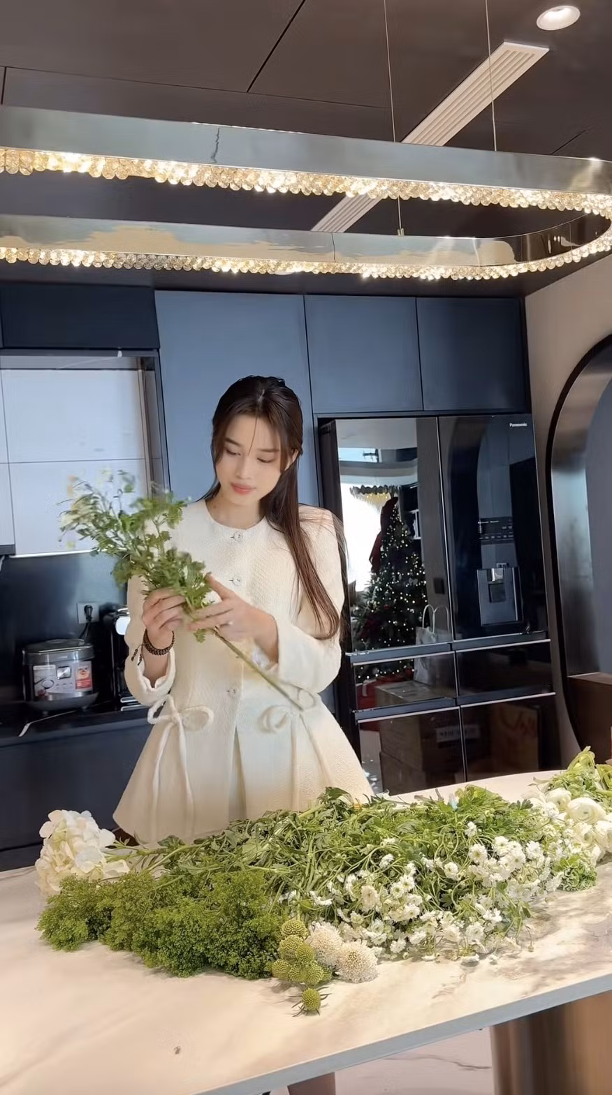 Căn hộ của Đỗ Thị Hà có tông đen - trắng - xám, mang hơi hướng hiện đại. Ảnh: FBNV