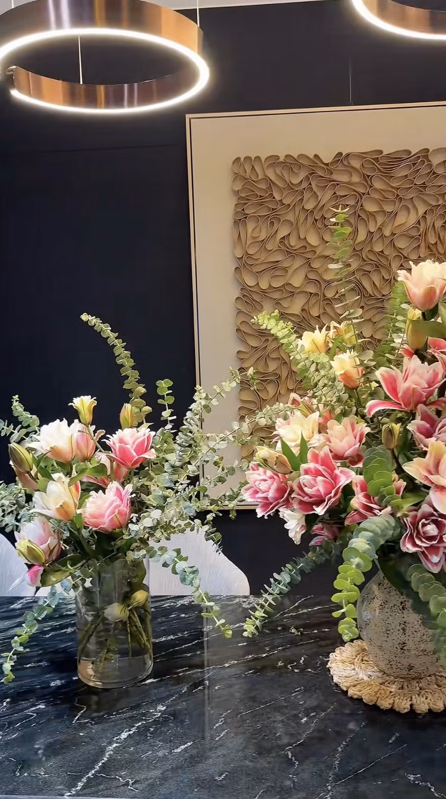 Đảo bếp có bề mặt rộng, dễ dàng bày biện cắm hoa. Ảnh: FBNV