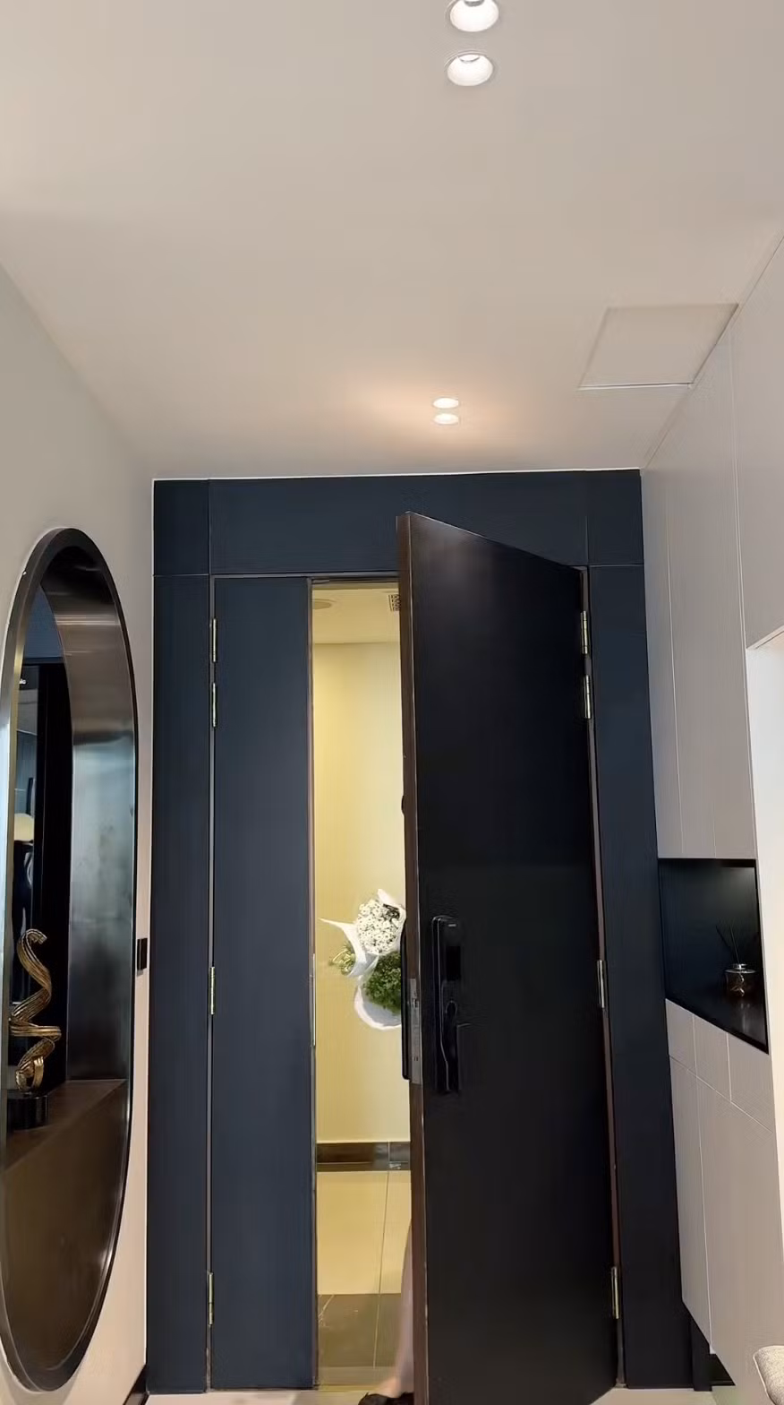 Ngay cửa vào là tủ để giày cùng kệ trang trí. Ảnh: FBNV