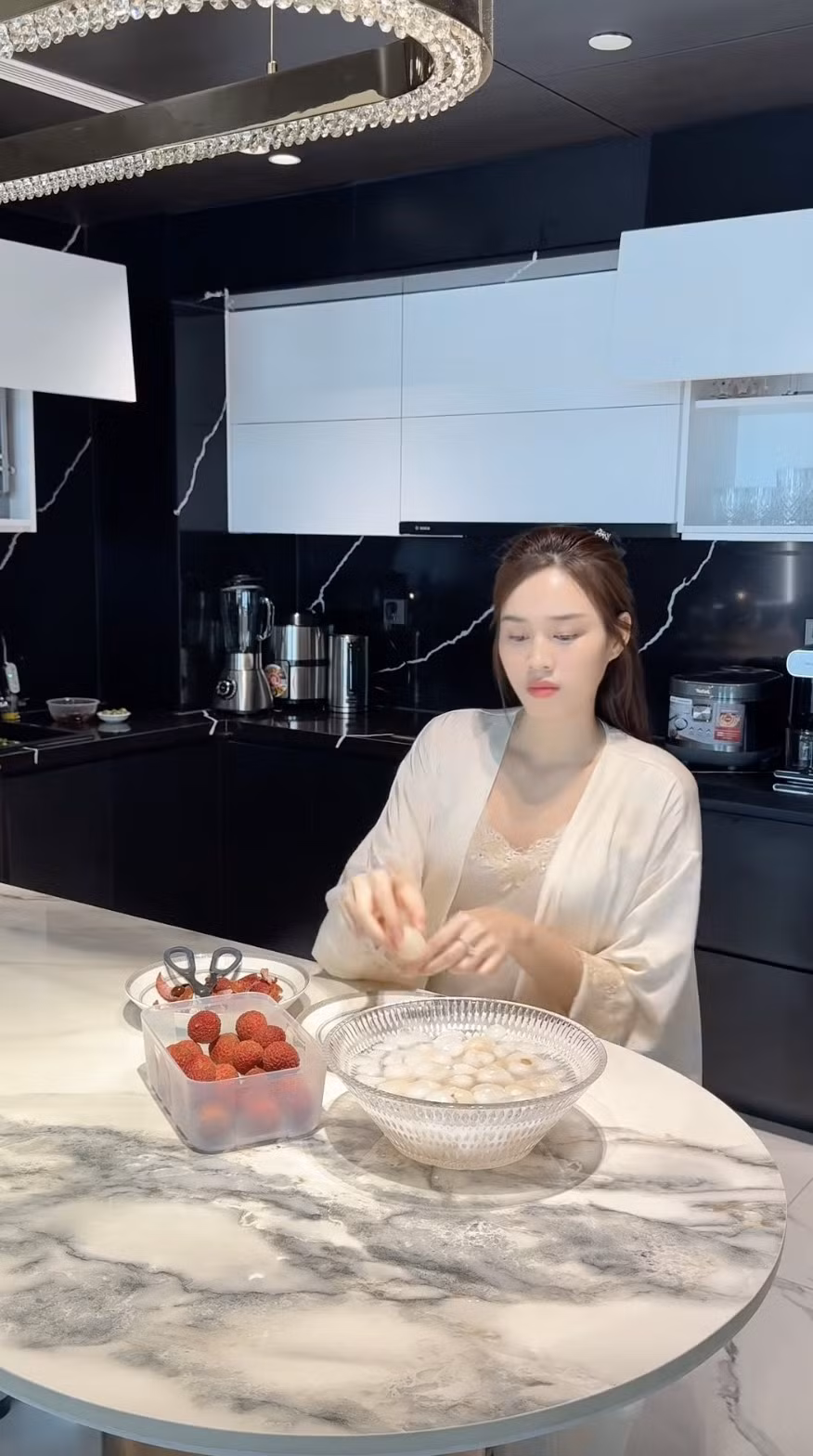 Căn hộ này từng được Hoa hậu Đỗ Hà cho lên sóng nhiều lần trước đó, vì vậy cư dân mạng cho rằng cặp đôi sẽ vẫn tiếp tục sống ở đây. Ảnh: FBNV