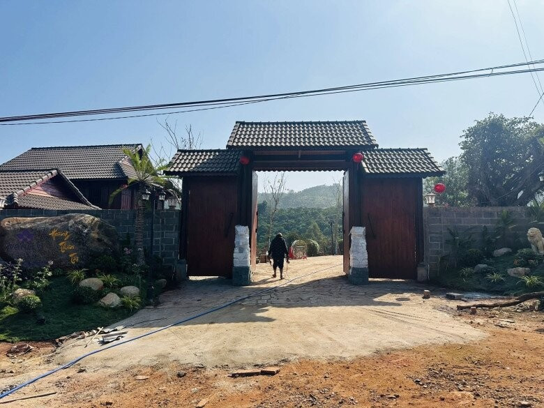 Với diện tích lên tới 10.000m2, danh hài Hoàng Mập ưu tiên không gian xanh với lối đi lát đá tự nhiên. Ảnh: FBNV