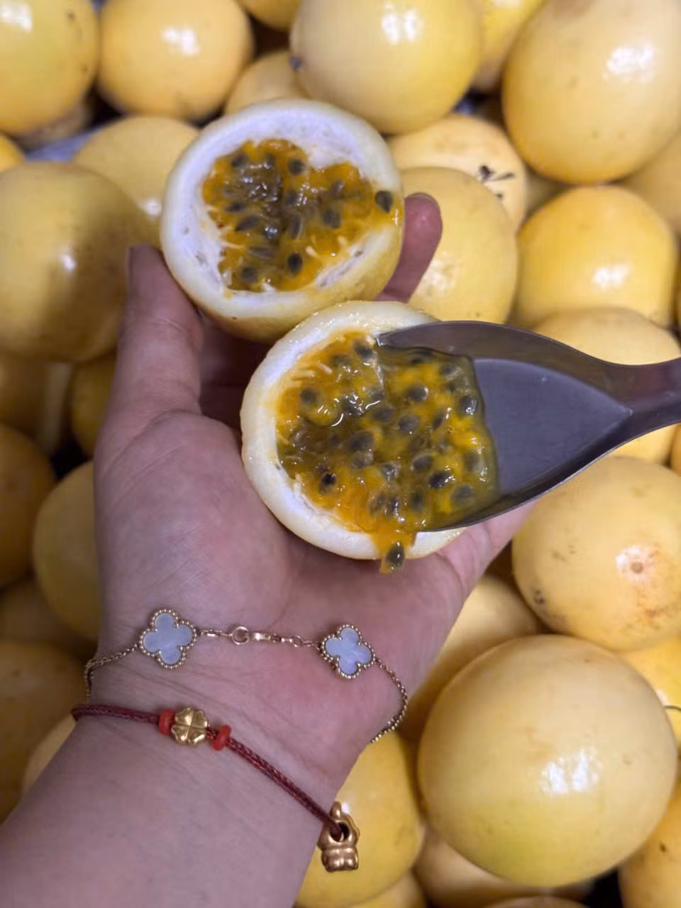 Loại chanh leo này đặc biệt ở chỗ ăn rất ngọt, chỉ cần bổ đôi, xúc thìa là ăn ngay, không phải thêm đường như chanh leo tím. Ảnh: Facebook