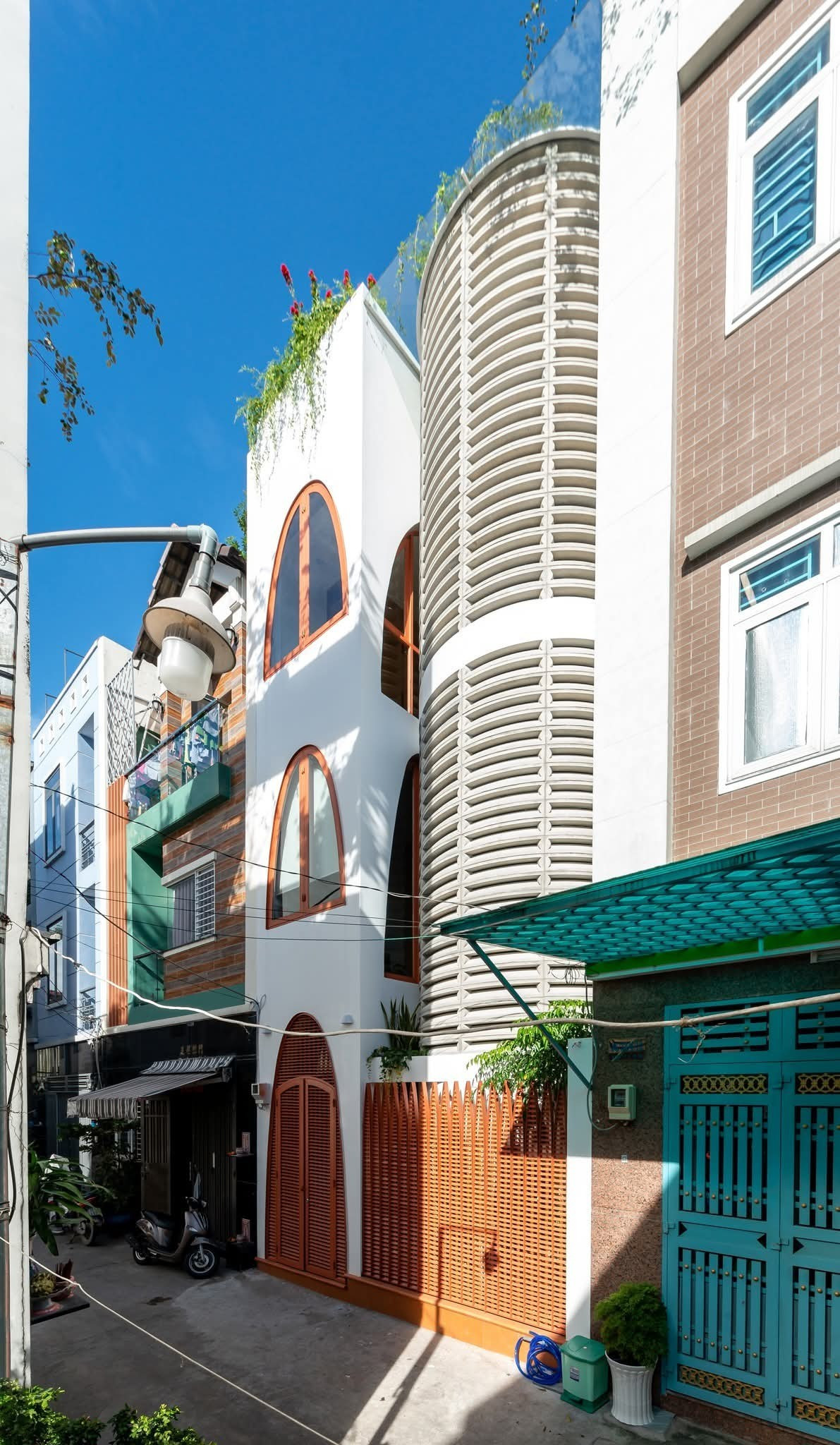 Nằm trên khu đất 5x9m trong một con hẻm cụt ở Tân Bình (TP HCM), ngôi nhà được xây dựng với tổng diện tích 170m2. Ảnh: Lon ton studio