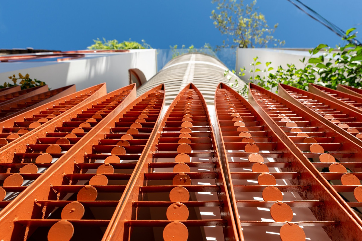 Trong bối cảnh hẻm nhỏ hạn chế bụi và tiếng ồn, giải pháp này càng phát huy giá trị cả về công năng lẫn thẩm mỹ. Ảnh: Lon ton studio