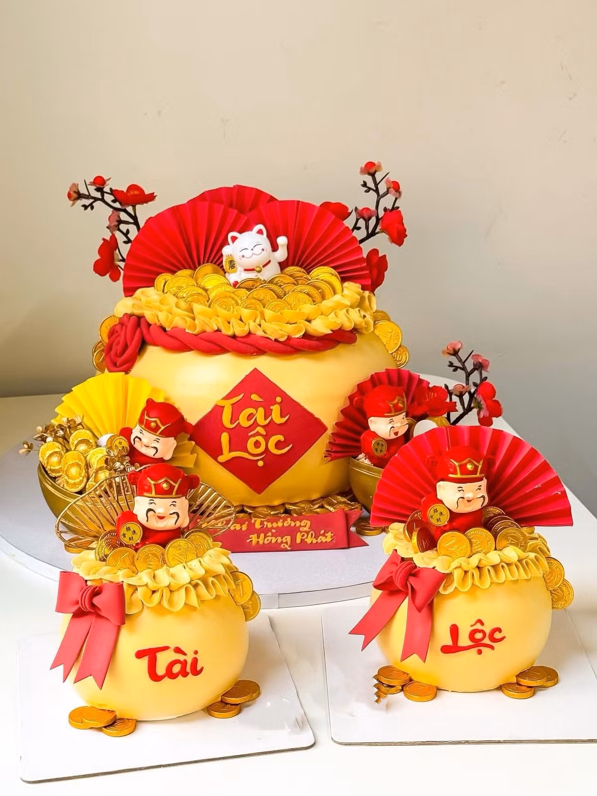 Các mẫu bánh kem năm nay được kỹ về phụ kiện như tượng Thần Tài, đồng tiền, thỏi vàng...Ảnh: Tiệm bánh Nani Koré