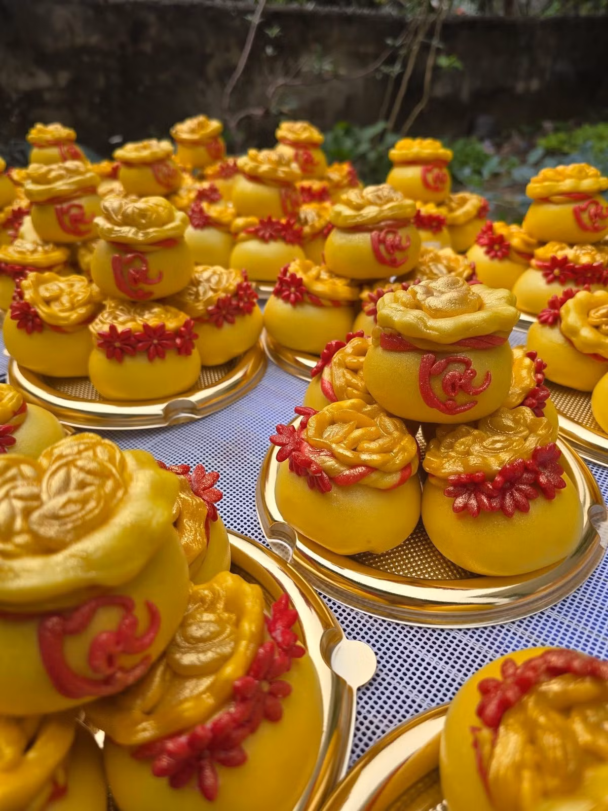 Những chiếc bánh bao túi tiền giá từ 75.000 - 100.000 đồng/set được thiết kế riêng cho ngày vía Thần Tài, thu hút đông đảo khách hàng đặt mua. Ảnh: FB Đinh Hương