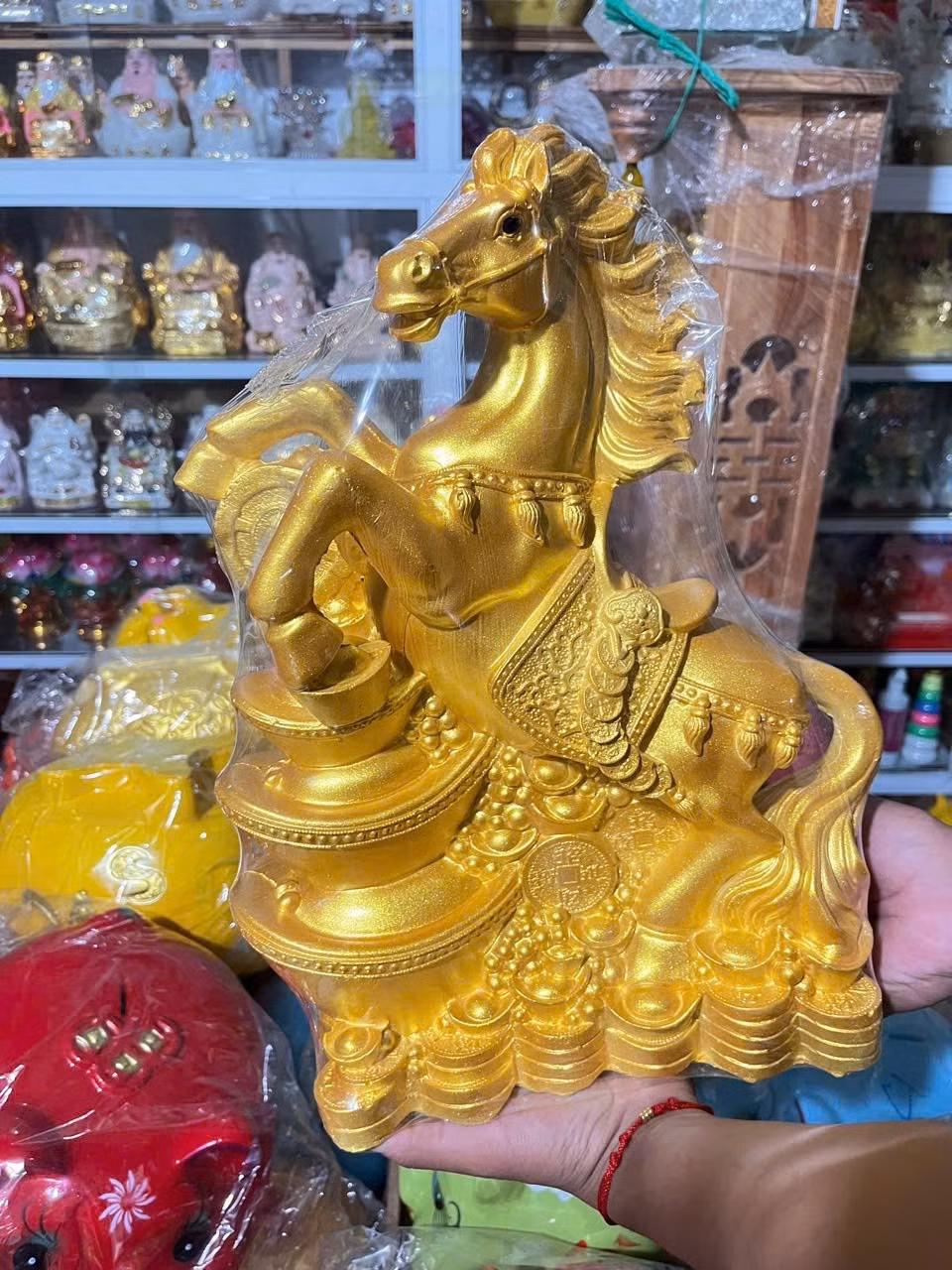 Tượng hình ngựa cũng được nhiều khách chọn mua. Ảnh: Người lao động