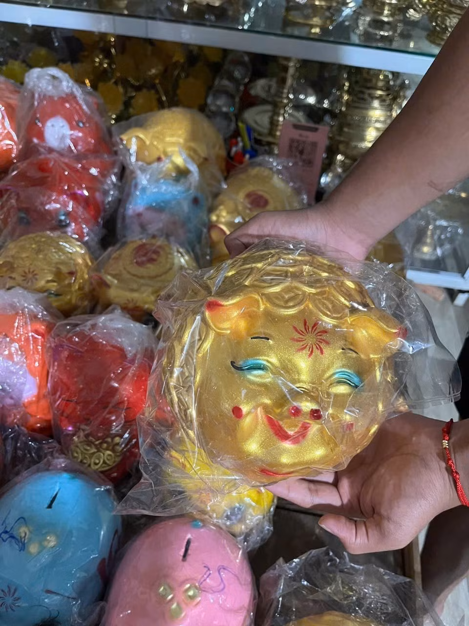 Nhiều người cũng mua heo đất mang ý nghĩa đủ đầy, đồng thời như lời nhắc nhở về thói quen tích lũy lâu dài. Ảnh: Người lao động