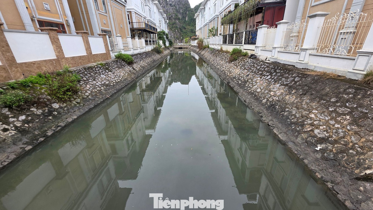 Điều khiến cư dân bức xúc không chỉ là mùi hôi, mà là cảm giác bất lực vì nước kênh ngày một đen hơn, mùi hôi thối ngày một nặng.