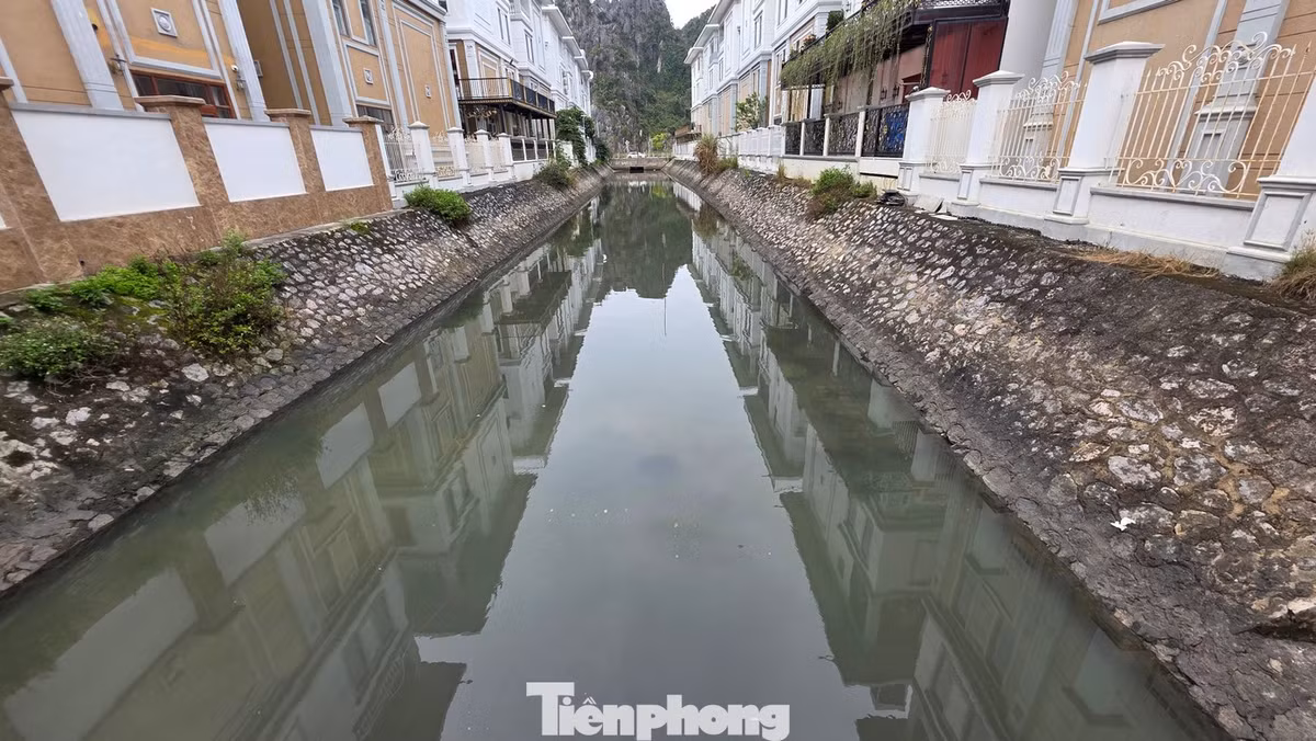 Điều khiến cư dân bức xúc không chỉ là mùi hôi, mà là cảm giác bất lực vì nước kênh ngày một đen hơn, mùi hôi thối ngày một nặng.