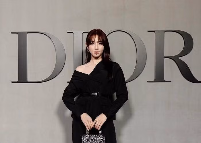 Mạng xã hội cũng từng râm ran tin đồn Thùy Tiên "có hơn 10 triệu USD" (khoảng hơn 200 tỷ đồng). Nhưng hoa hậu 9X bình luận vào bài đăng rằng "mong được sống bình yên mỗi ngày". Ảnh: FBNV