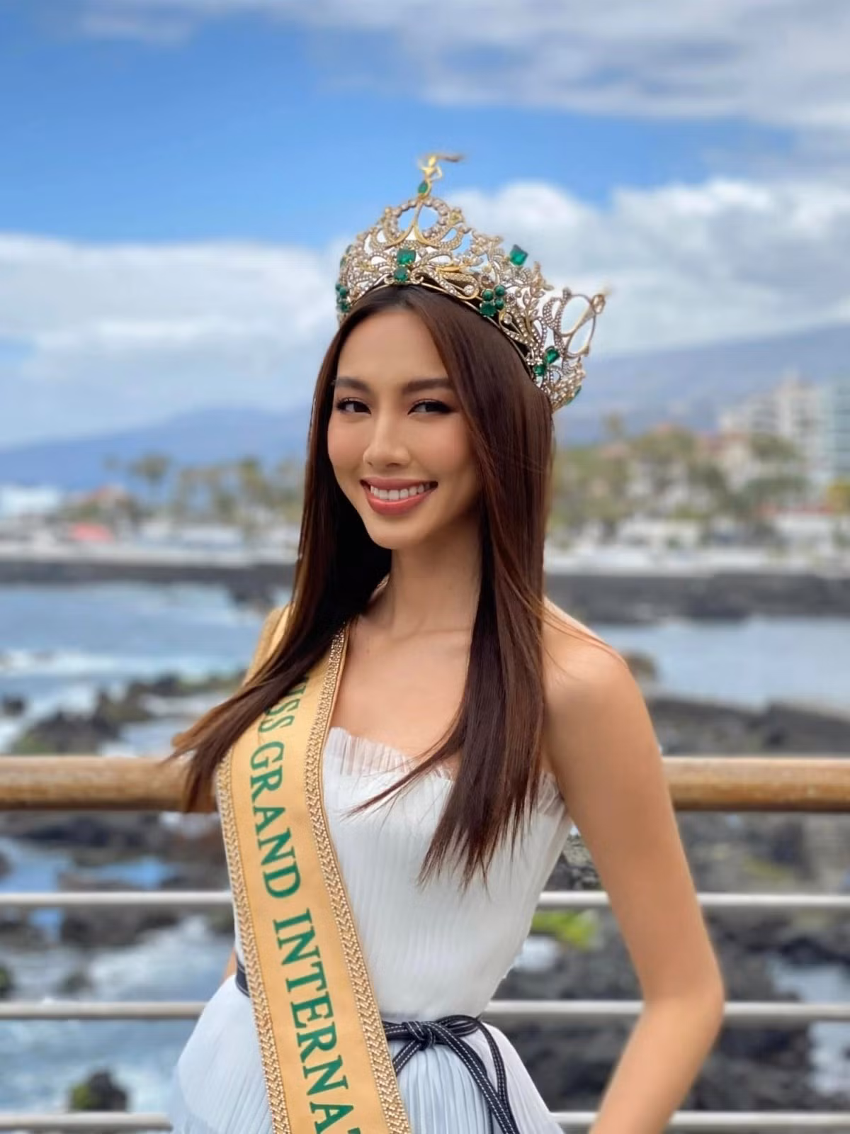 Năm 2022, ông Nawat Itsaragrisil - Chủ tịch tổ chức Miss Grand International - chia sẻ trong một buổi livestream rằng, Thùy Tiên kiếm gần 100 triệu baht (khoảng 70 tỷ đồng) chỉ trong thời gian ngắn sau khi đăng quang. Ảnh: VOV