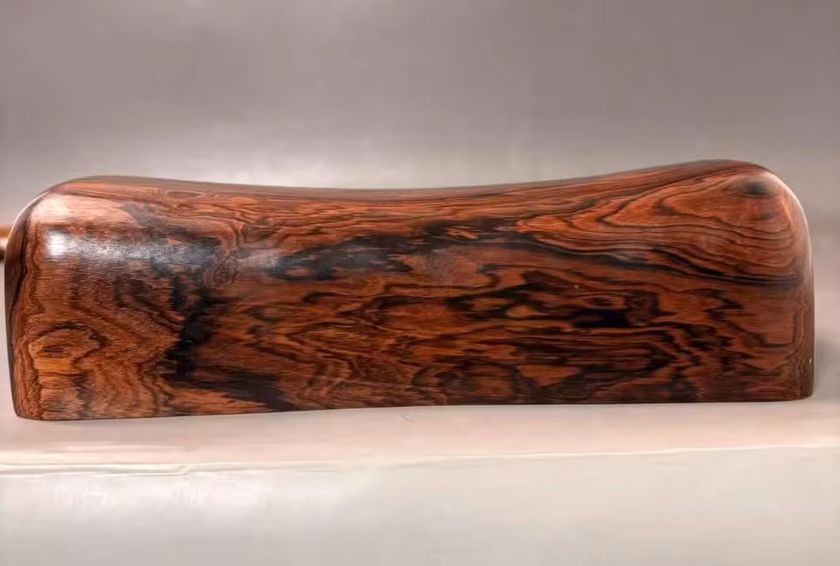 Gỗ hoàng hoa lê nổi bật bởi lớp dác thường có màu vàng kim trong khi phần lõi gỗ có thể chuyển từ đỏ thẫm sang tím rồi đậm gần như đen khi cây tuổi cao. Ảnh: Taobao