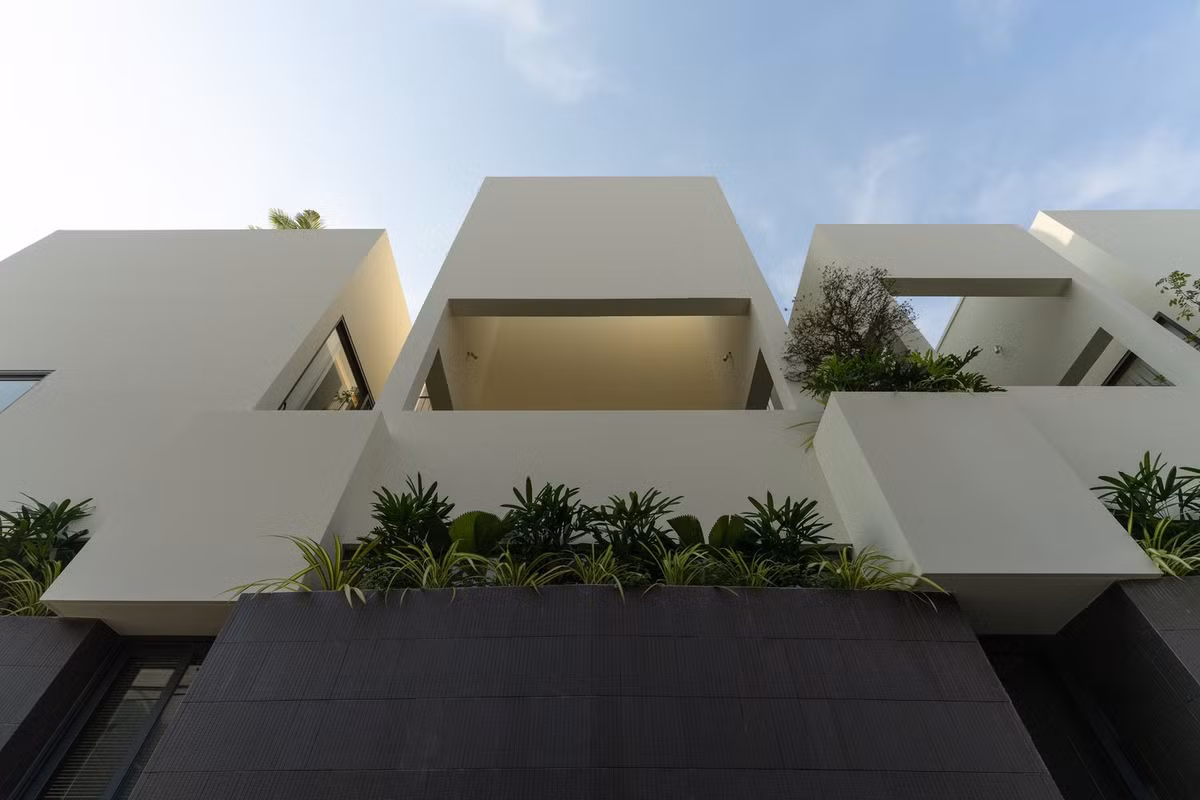 Tầng trệt sử dụng tông màu đậm hơn để truyền tải sự ổn định và vững chắc, trong khi các tầng trên được xử lý bằng các gam màu sáng hơn, mang lại cho tòa nhà vẻ ngoài tinh tế và thoáng đãng hơn. Ảnh: Quang Dam