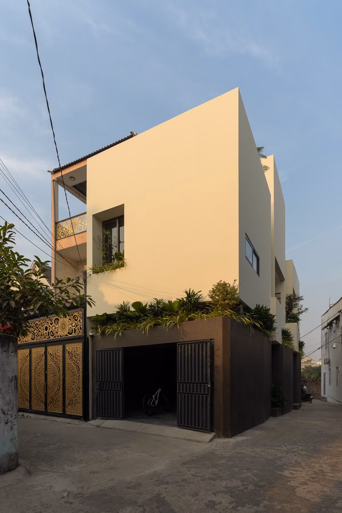 Nằm trên khu đất rộng 5×20 mét tại giao điểm của hai con hẻm nhỏ ở Đồng Nai, The Gap House là lời hồi đáp dịu dàng trước nhịp đô thị ngày một đặc kín. Ảnh: Quang Dam