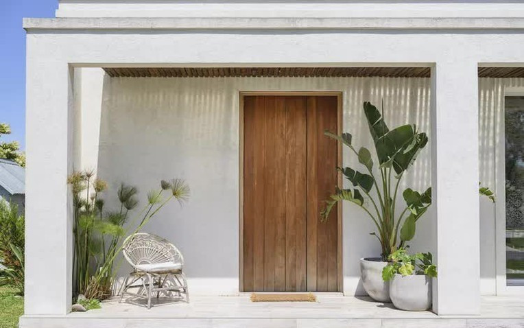 Không ít gia chủ thích đặt chậu cây lớn ngay cửa chính để tạo cảm giác xanh mát, chào đón. Trên thực tế, cửa ra vào là khu vực đi lại thường xuyên, cần sự thông thoáng và an toàn. Ảnh: Internet