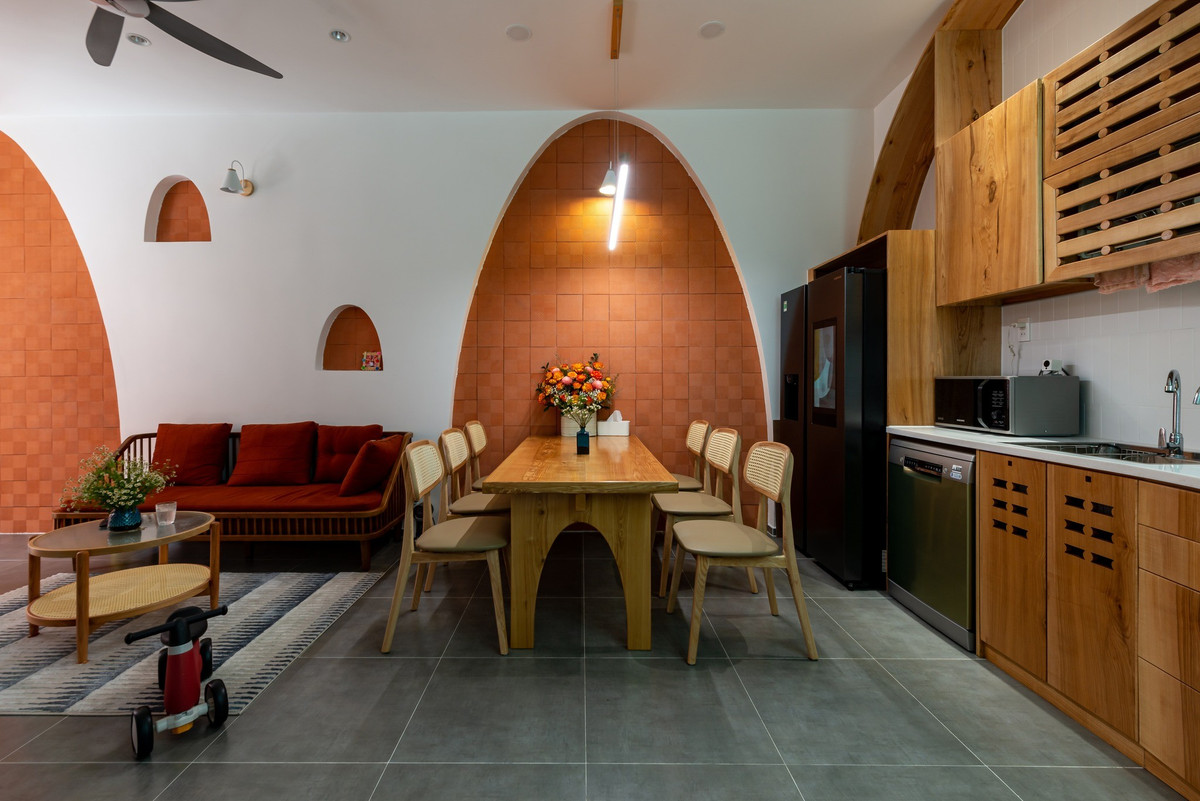 Khu bếp và bàn ăn gọn gàng, sử dụng nội thất gỗ chủ đạo. Ảnh: Lon ton studio