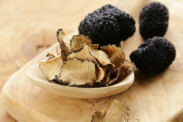 Bò hầm nấm truffle cũng là một điểm nhấn trong menu tiệc cưới của Tiên Nguyễn. Nấm truffle thường gắn liền với tên gọi "món ăn nhà giàu" bởi sự đắt đỏ, quý hiếm và xa xỉ. Ảnh: GU Bistronomy