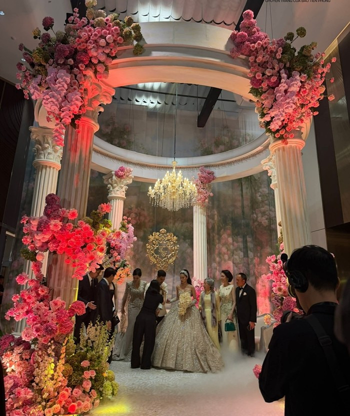 Tối 7/12, đám cưới của Tiên Nguyễn và ông xã gốc Dubai diễn ra tại một trung tâm tiệc cưới sang trọng ở TP HCM. Ảnh: Hoahoctro