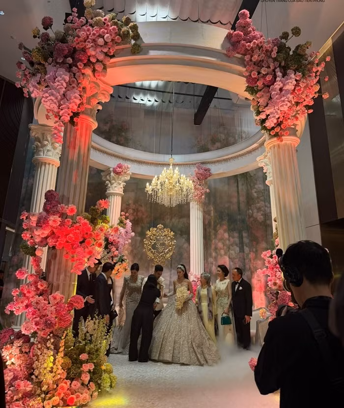 Tối 7/12, đám cưới của Tiên Nguyễn và ông xã gốc Dubai diễn ra tại một trung tâm tiệc cưới sang trọng ở TP HCM. Ảnh: Hoahoctro