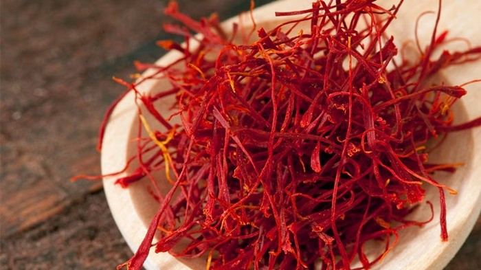 Món sò điệp áp chảo kèm trứng cá và sốt saffron trong thực đơn cũng gây chú ý. Saffron được xem là gia vị đắt bậc nhất thế giới, giá có thể lên đến hàng trăm triệu đồng mỗi kilogram. Ảnh: Healthline