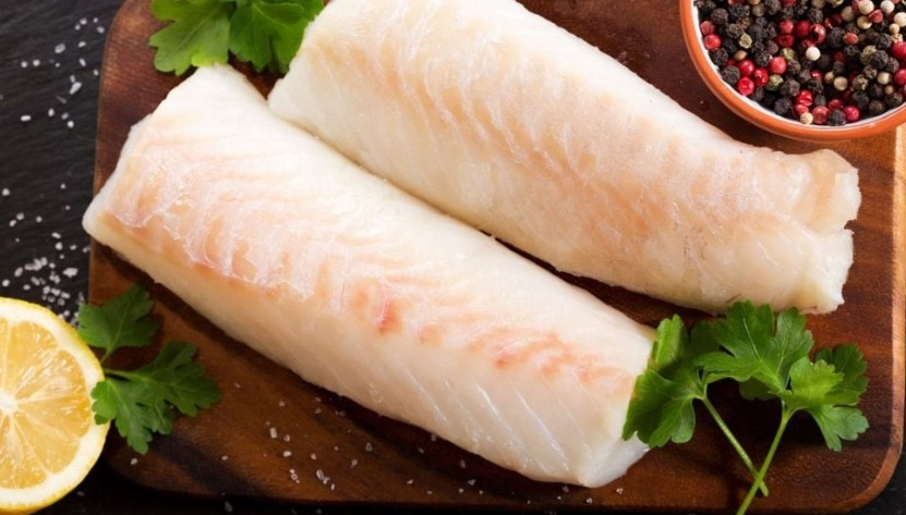 Giá cá tuyết dao động lớn tùy nguồn gốc, quy cách (phi lê, nguyên con, cắt khúc) và độ tươi, thường từ vài trăm nghìn đến vài triệu đồng/kg. Ảnh: Daohaisan