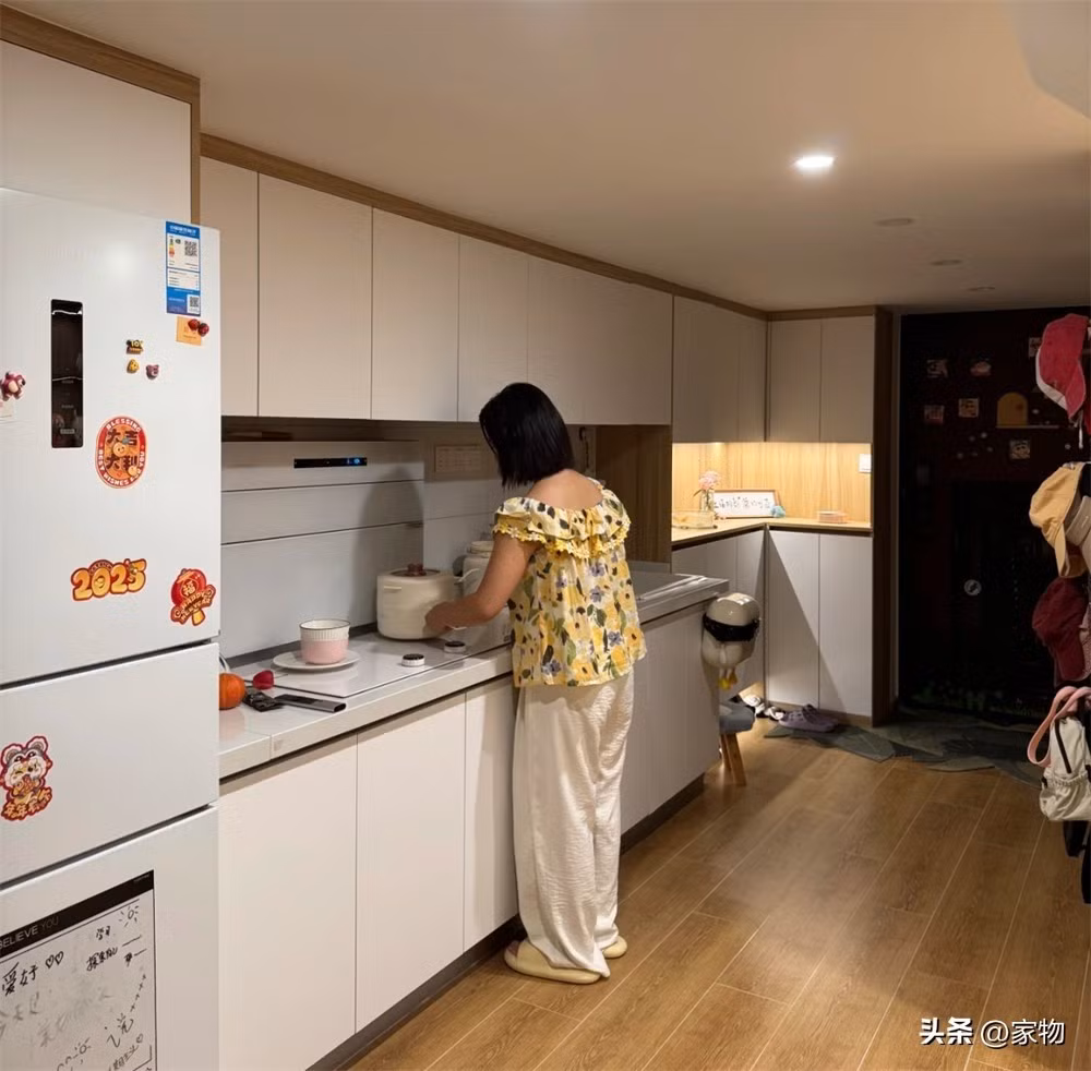 Bếp được bố trí gọn gàng dưới tầng gác, cạnh bếp là góc đọc sách nhỏ. Ảnh: 360kuai