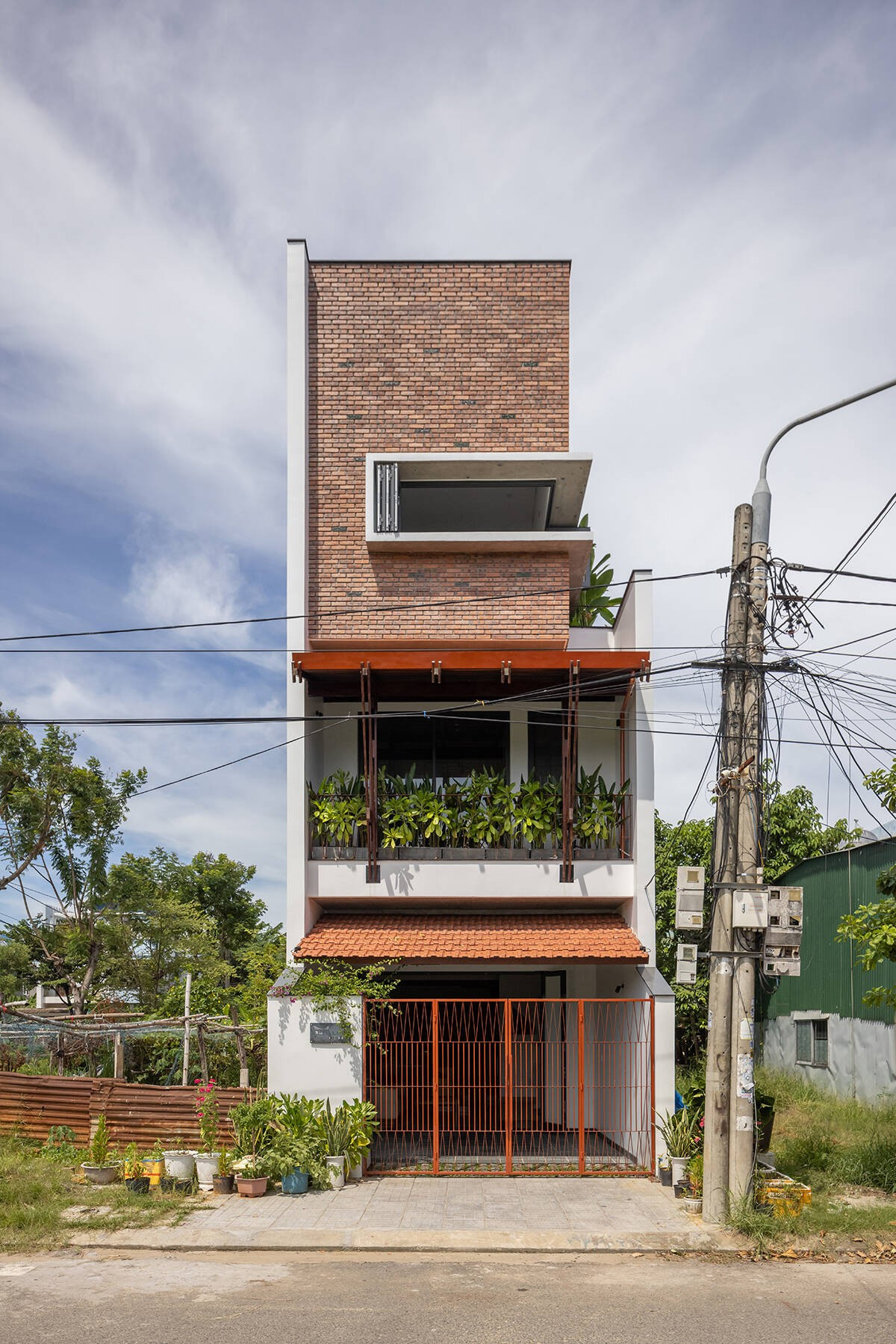 Theo đó, ngôi nhà 3 tầng được cấu trúc bằng sự hòa trộn các vật liệu địa phương: gạch đất nung ngoài mặt tiền, mái ngói và gỗ cũ hơn 30 năm tái sử dụng, trần bê tông thô mộc...Ảnh: Hoangle