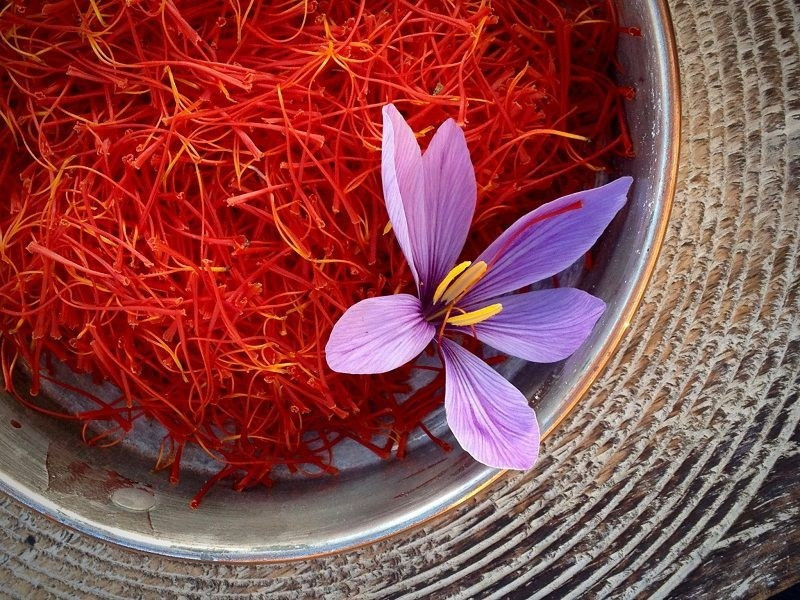 Trên thị trường quốc tế, mức giá cho 1 kg Saffron chất lượng cao có thể từ 2.000 USD đến 10.000 USD (khoảng 50 đến 250 triệu đồng), tùy vào độ nguyên chất và nguồn gốc. Ảnh: Learn Persian