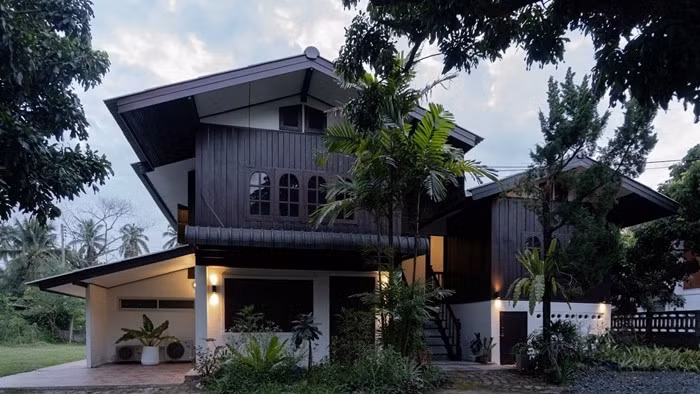 Ý tưởng cải tạo nhà được triển khai dựa trên việc giữ lại tối đa những giá trị ban đầu. Không thay đổi toàn bộ kiến trúc, kiến trúc sư tập trung vào việc sửa chữa, gia cố và thay thế những hạng mục xuống cấp. Ảnh: Homedeedee