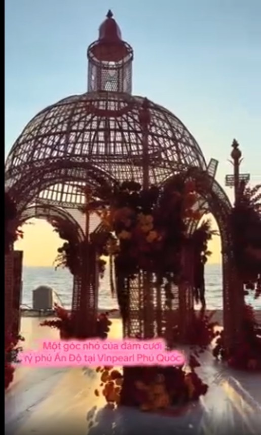 Công tác chuẩn bị cho lễ cưới kéo dài khoảng 1 tháng, bao gồm 18 ngày thi công bãi biển và 15 ngày dựng quảng trường và không gian ngoài trời. Ảnh: Urcandy