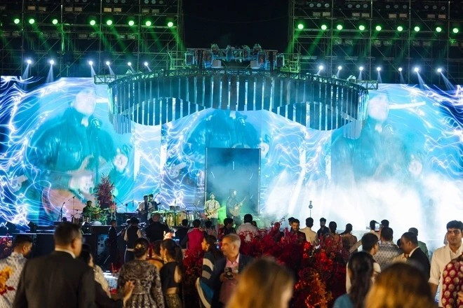 Hơn 40 nghệ sĩ, DJ và nhóm biểu diễn được mời sang để phục vụ các buổi tiệc tối và chương trình nghệ thuật. Ảnh: Znews