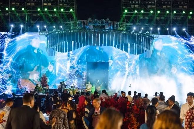 Hơn 40 nghệ sĩ, DJ và nhóm biểu diễn được mời sang để phục vụ các buổi tiệc tối và chương trình nghệ thuật. Ảnh: Znews