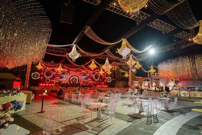 Khác với kiểu cưới thông thường, toàn bộ sự kiện cho lễ cưới được xây dựng theo dạng "tùy chỉnh toàn phần". Menu ẩm thực thay đổi 3–4 lần mỗi ngày, kết hợp đầu bếp từ nhiều quốc gia. Ảnh: ThanhnienViet