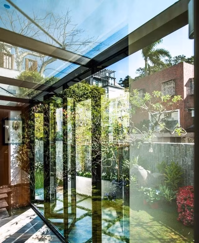 Ngôi nhà có 3 tầng, diện tích 300m2, thu hút sự chú ý bởi thiết kế độc đáo, phối hợp hài hòa giữa không gian trong nhà và ngoài trời. Ảnh: Toutiao